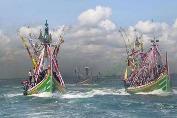 Tradisi Larung Sesaji Petik Laut Muncar